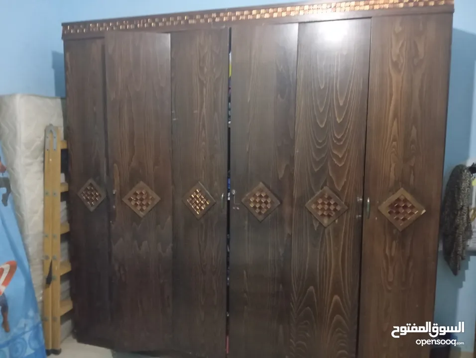 غرف نوم مستعمله بحالة جيدة مع خزانة أخرى