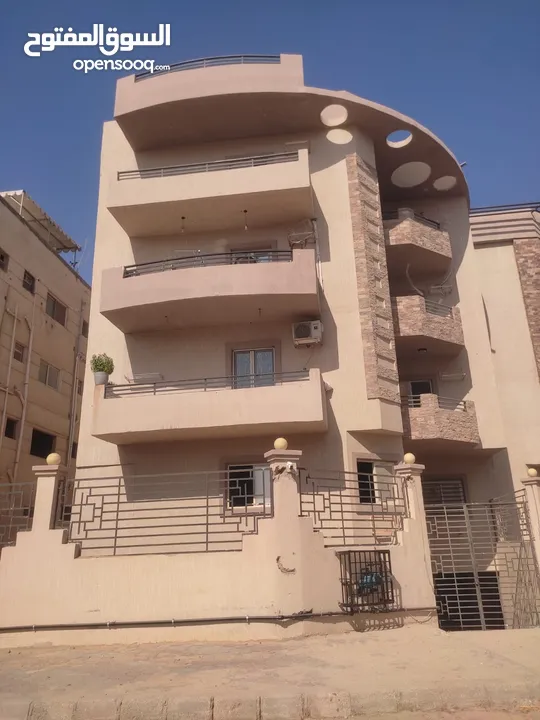 شقة رائعة بموقع متميز بمدينة الشروق فيو حديقة تقع مباشرة علي شارع السادات