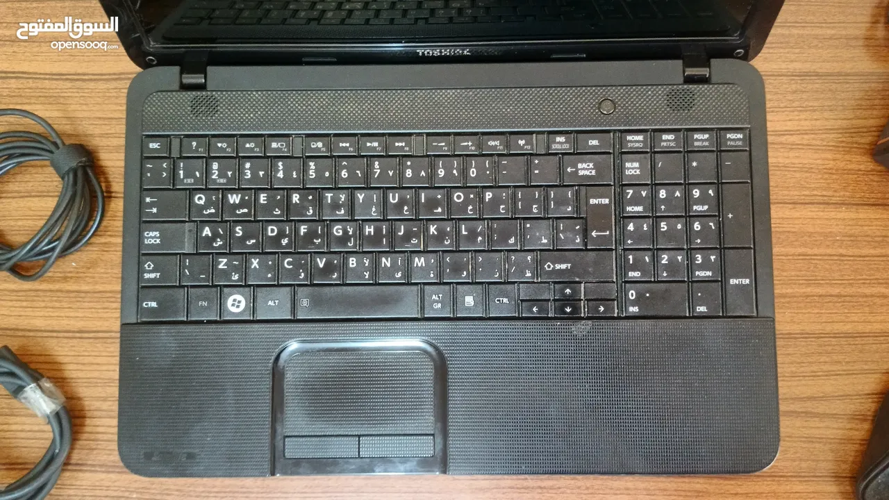 للبيع لابتوب Toshiba Satellite C850-A786 تصميم أنيق وهيكل خارجي بحالة جيدة .