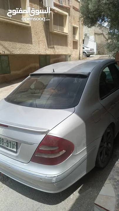 سيارة مرسيدس 2005