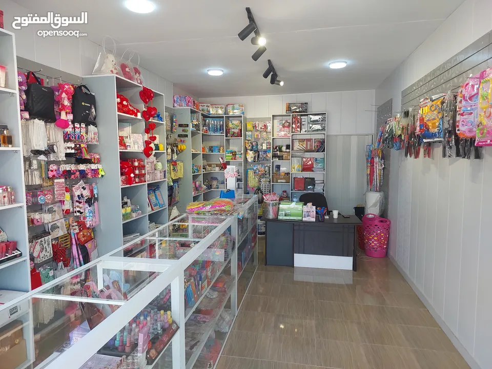 للبيع محل مكتبة واكسسوارات مجهز بالكامل