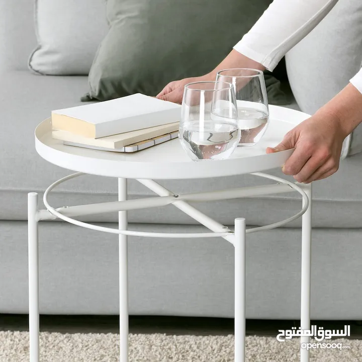 Round white table