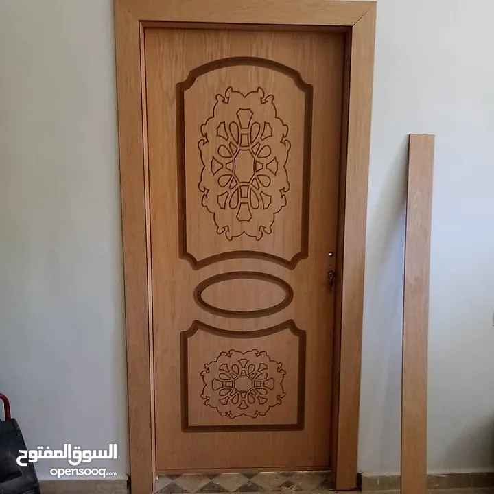 عرض على باب الخشب