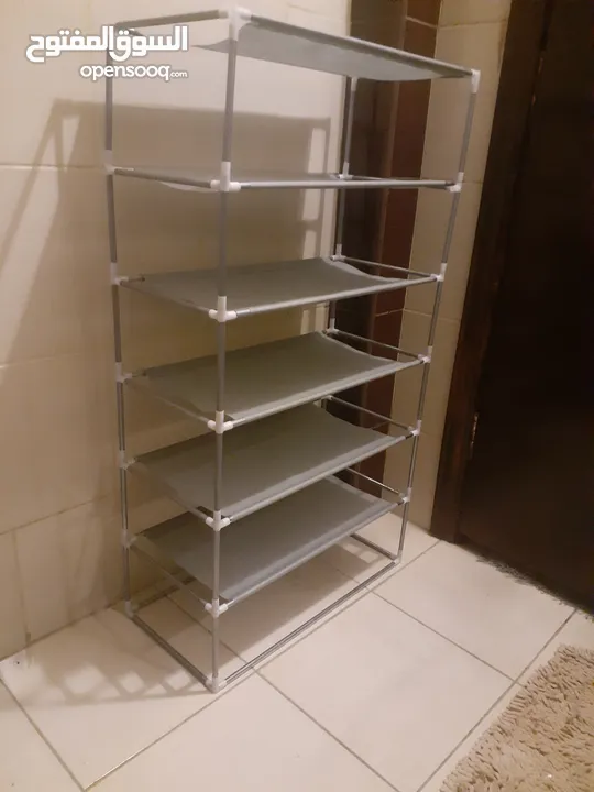 رفوف من الستيلس تصلح للعيادات بحالة الجديد لايوجد فيها ولا عيب ويوجد جهاز للقدم بالكرتونه