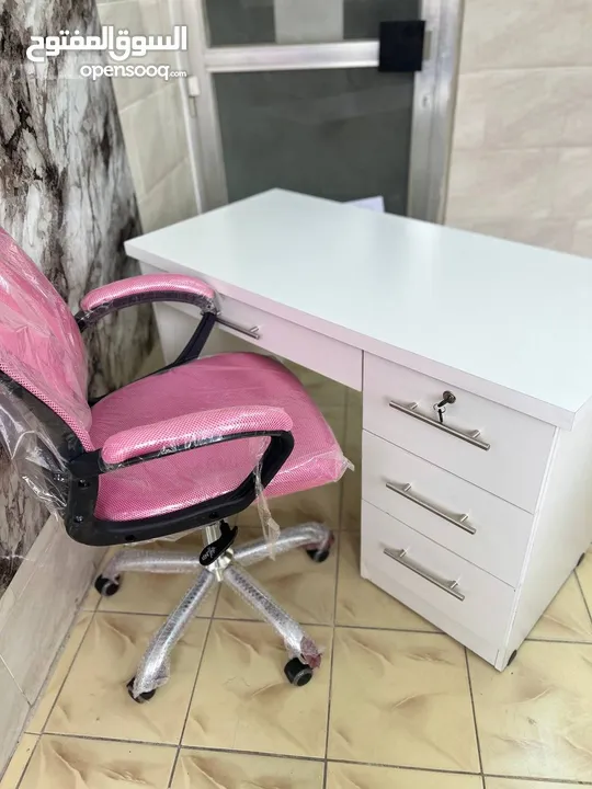 جهّز زاوية عملك براحة وأناقة! مكتب عملي أنيق كرسي دوّار مريح يدعم ظهرك لساعات العمل الطويلة،