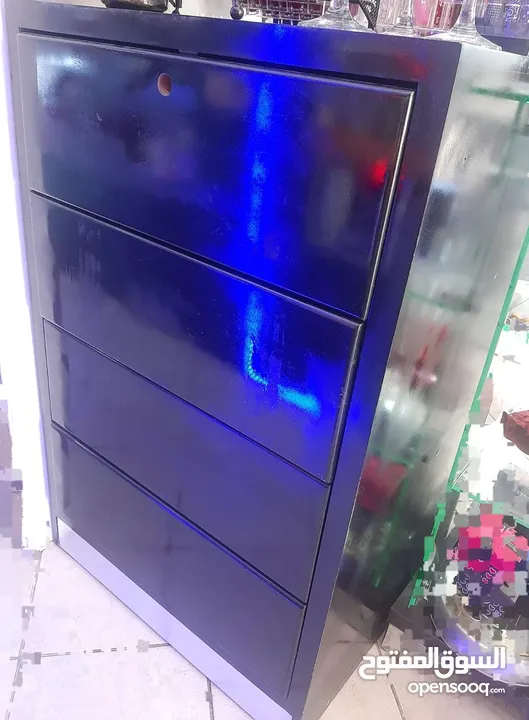 وحدات رفوف خشب  وكاونترات للبيع مستعمل في حالة الجديد