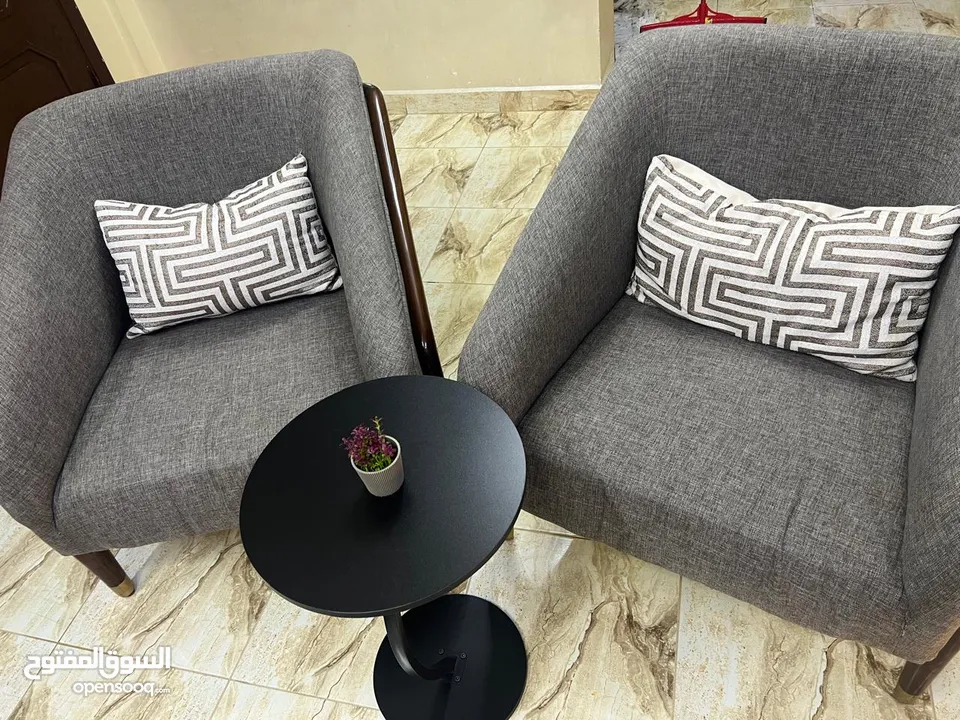 عفش بيت كامل مع الكهربائيات بحالة جيدة بداعي السفر الرجاء من الاخوة التجار عدم الاتصال بدون احراج
