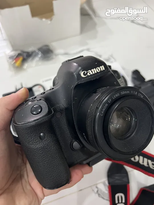 كاميرا كانون 5D مارك 3 الغنية عن التعريف مع عدسة 50mm