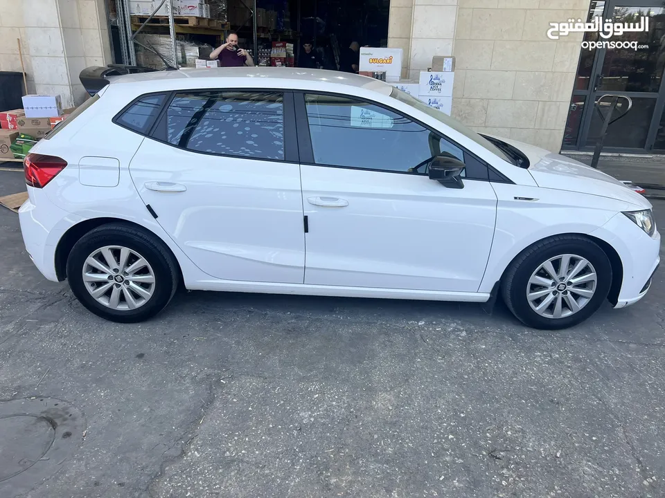 سيات ابيزا   ستايل (مش اكسنلس  ) 2019  لون ابيض للبيع فرش اسود  جلد استعمال نظيف و عداد حقيقي