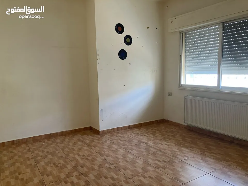شقة فارغة - دير غبار - 3نوم 1ماستر - 200م - بلكونتين بإطلالــــه مميزة - قرب الخدمات - موقع هادئ