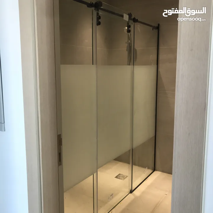 تفصيل وتركيب كافة اعمال السكوريت والشور بوكس ومرايا البقلاوة والديكور ومرايا الانارة