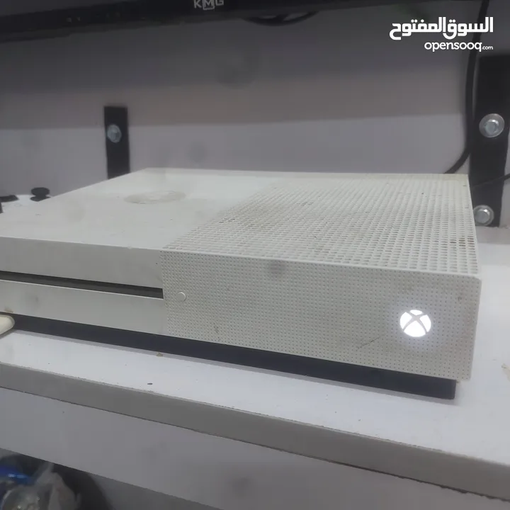 اكس بوكس ون اس ابيض مع يدتين مستعمل شغال مية فالمية فش مشاكل نهائيا المعنى التواصل على الأرقام