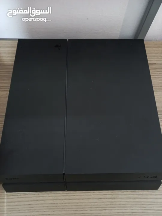 ps4 fat 500gb عليها للعاب ودراهين وكرتونه