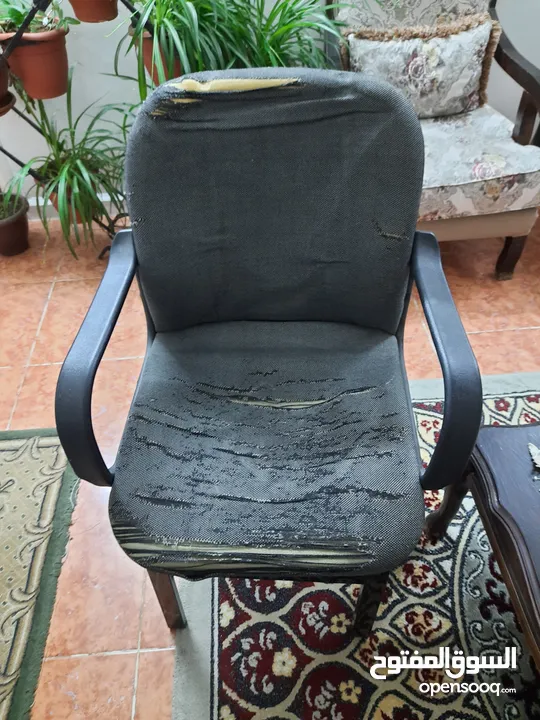 كرسي مكتب بحاجه تجنيد