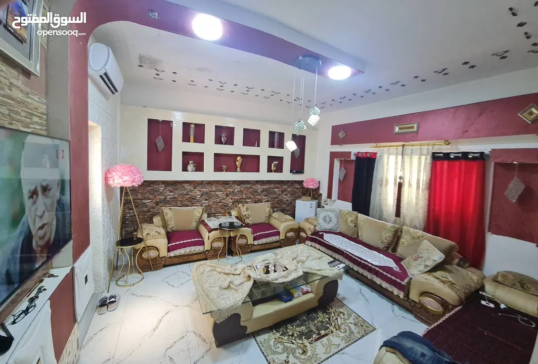 طقم كنب جلد خمس قطع مستورد ثقيل وضخم مع طربيزة الوسط