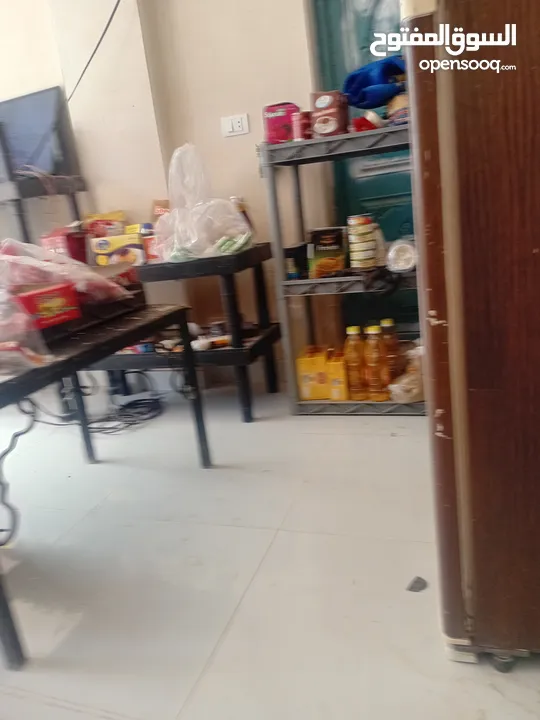 اثاث بقاله واجهه المنيوم وباب حديد سحاب
