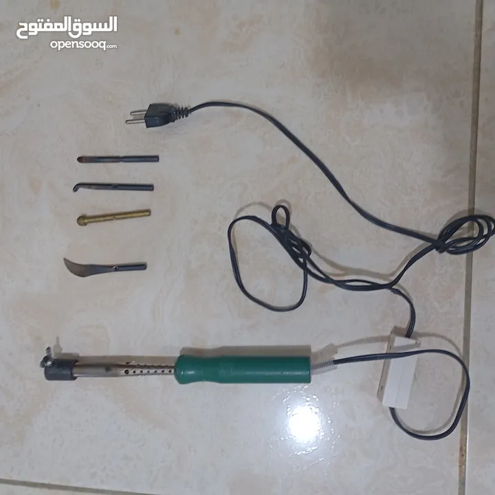 مكاوي لحام والكتابة على الخشب بالحرق