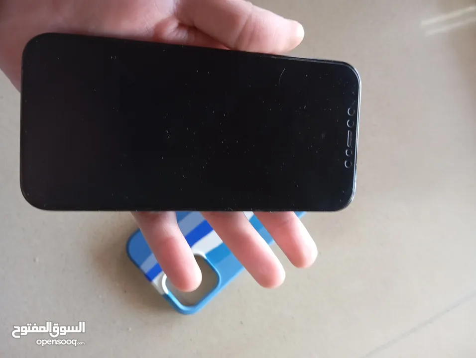 جهاز ايفون 12 برو ماكس مستعمل بحاله ممتازه للبيع مع كافر اثنين و سماعة ايفون اير بودز و شاحن