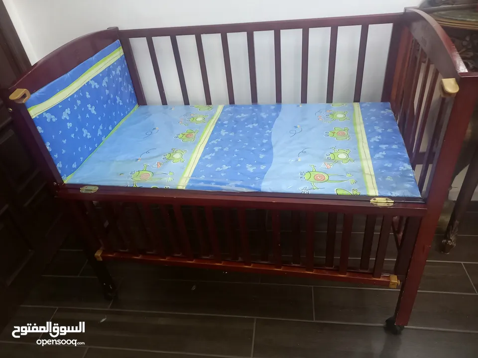 تخت بيبي فيه مستويات للفرشه