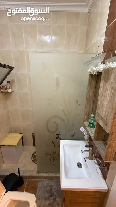 شقه فاخره للبيع  من المالك مباشره  سعر قابل للتفاوض بشيء بسيط مميزه جدا جدا  مع غرفه خارجيه و حديقه