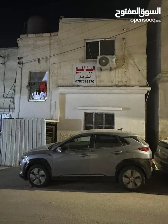 بيت طابقين للبيع كاش  في مخيم الزرقاء