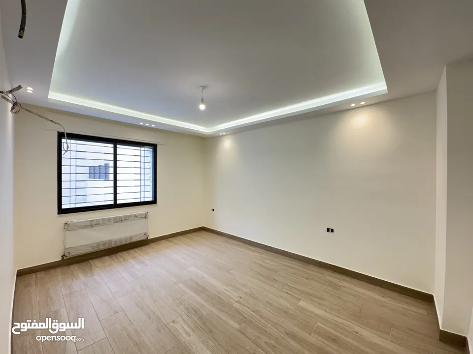 شقة شبه ارضي مساحة 200م وحديقة 250م مميزة للبيع بخلدا بسعر مميز تشطيبات مميزة (مشروع 111)