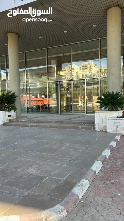مجمع تجاري  ضخم جدا  للبيع في أفضل مواقع خلدا موقع حيوي ممتاز