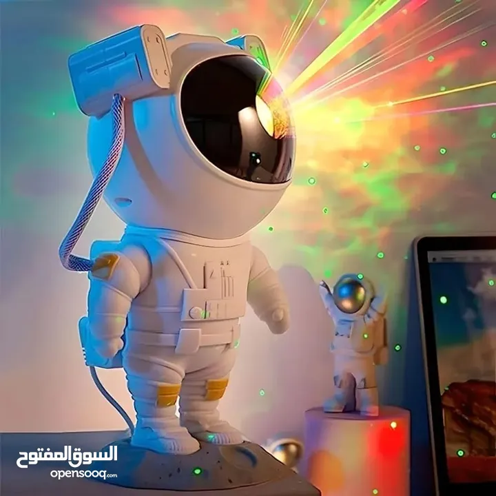 جهاز عرض ضوء ليلي رائد الفضاء مع سماء مليئة بالنجوم