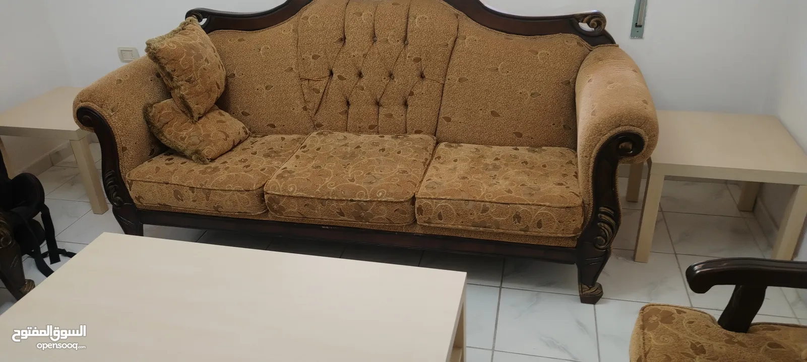 طقم كنب نوع خشب ثقيل مع طاولات  للبيع بسعر ممتاز  للبيع بداعي السفر