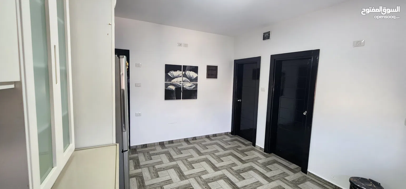 شقة وسط البلد قريبة من جميع الخدمات الشقة مكونة من غرفتين وصالون وحمامين ومطبخ وبرندة