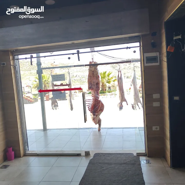 ملحمه مع مطعم في ارقا أماكن سوف منطقه سياحيه بالقرب من مستشفى هيا العسكري المكان مقططض بالمقتربين