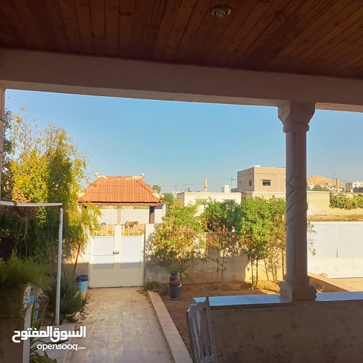 بيت طابقين في منطقه هادئه و مخدومه للبيع