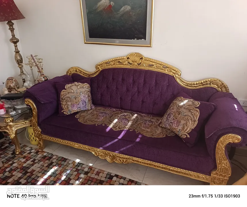 كنابايه ثلاثيه مع طاوله ملبس ورق ذهب استعمال بسيط للبيع ولي ناوي ما بنقصر