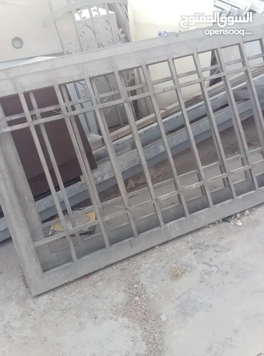 ماوتير ماء أو سوائل أخرى  ودرج حديد وحمايات وجهات سكريت جميع الأحجام العنوان الزرقاء والسعر مناسب جد