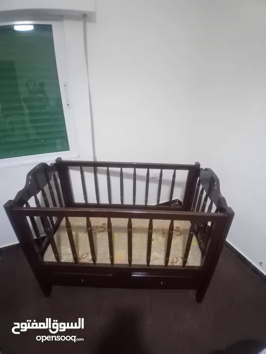 سرير اطفال بحالة ممتازه خشب زان اصلي