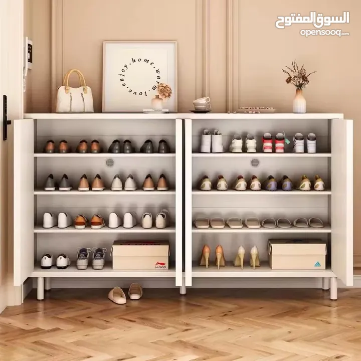 خزانة أنيقة بتصميم عصري ولمسة فخامة راقية  تجمع بين الجمال والعملية لتضفي ترتيب وأناقة على مدخل