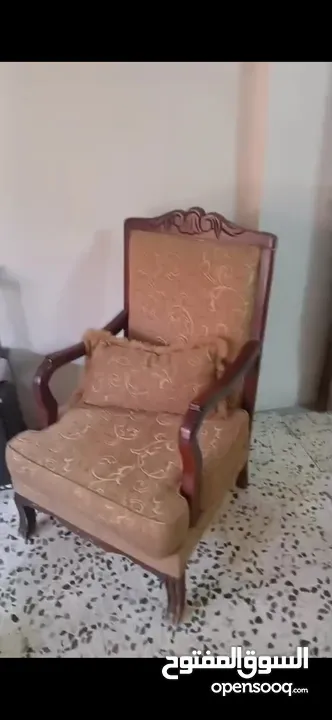 طقم كنب مستعمل للبيع بحالة مقبوله السعر قابل للتفاوض