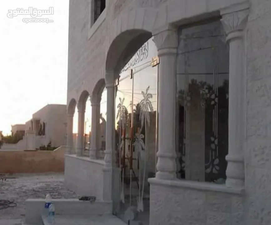 تفصيل تنفيذ وصيانة ابواب واجهات السيكوريت بافضل جوده ووقت وسعر