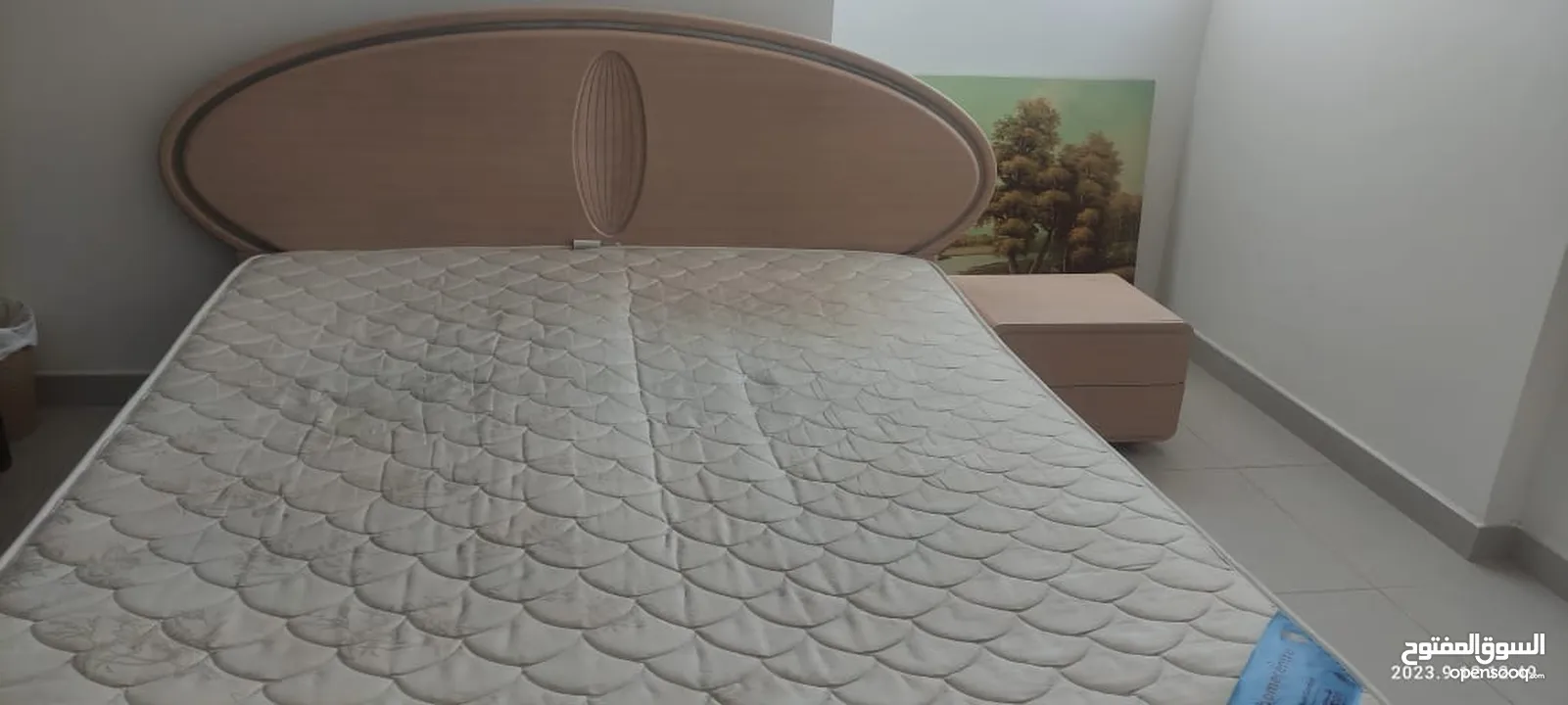 سرير مع طاولة جانبية مع تسريحة