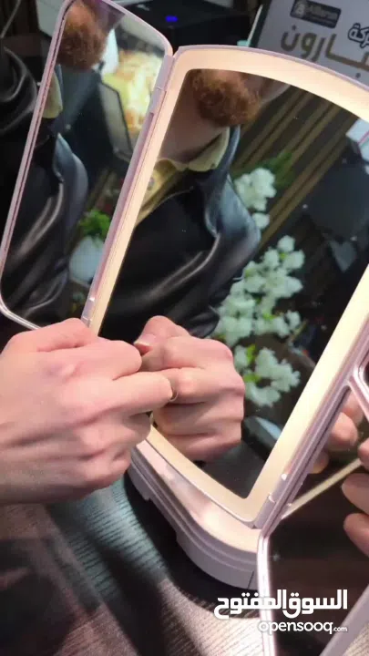 مراية مكياج ذكية بإضاءة LED  مش مكياج عادي دقّة، إضاءة، وترتيب بنفس القطعة 3 إضاءات مختلفة بتحكم .