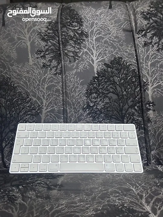 Apple Magic Keyboard   منفذ شاحن :  Type-C  الون أبيض  الحالة ممتازة
