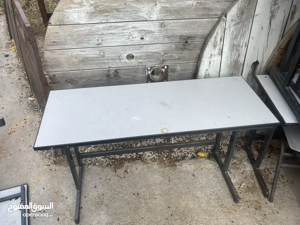 مقاعد وطاولات شبه جديد كميه كبيره