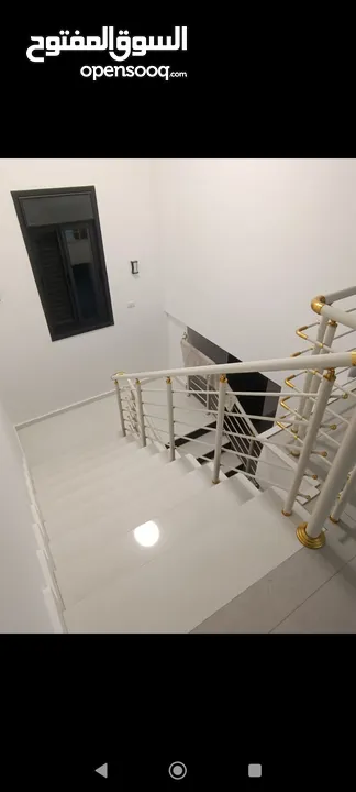بيت جديد غير مسكون مكون من ثلاث طوابق في المزرعه الغربيه بالقرب من شركة النزيه للبلاط