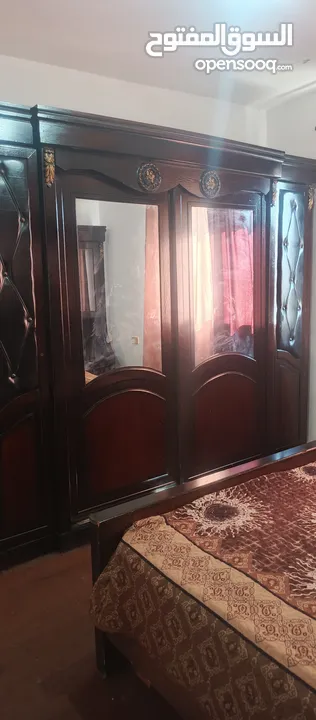 غرفة نوم مع فرشة زمبركية بحالة ممتازة
