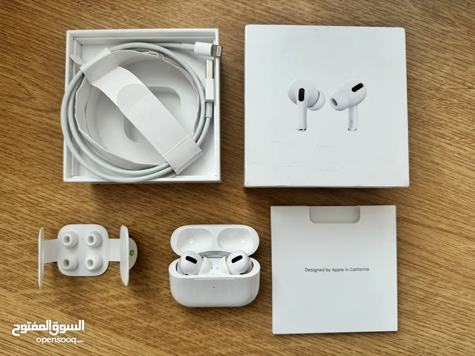 Apple AirPods Pro with Wireless Charging Case and Original EarTips ( only right earbud is working )