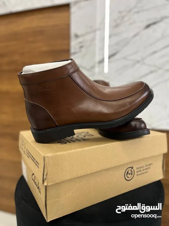 حذاء Clarks الجلد الطبيعي، هتجمع بين الشياكة وجودة التفاصيل في تصميم يليق بمكانتك.صناعه فيتنامي