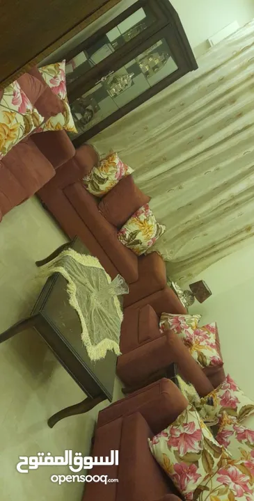 كنب بحالة الوكالة و ممتاز ليش بحاجة لشي