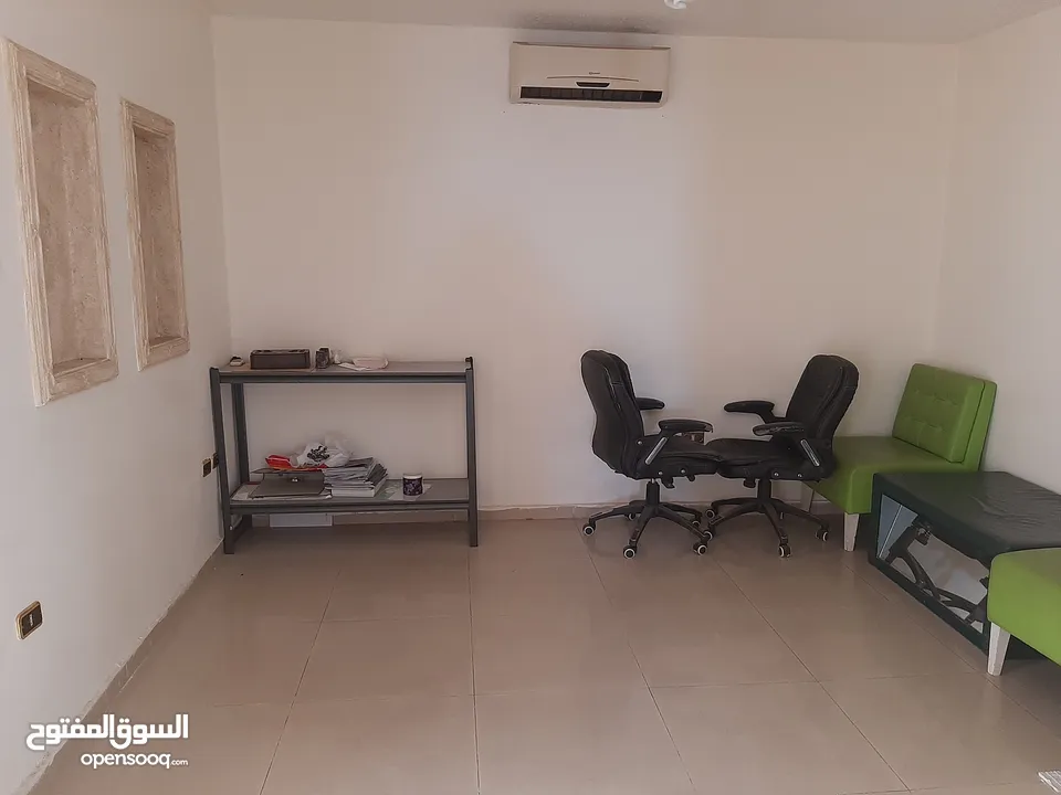 مكتب تجاري/ عيادة فارغة للبيع في عمان الغربية 3 غرف مستقلة بجانب مستشفى ابن الهيثم