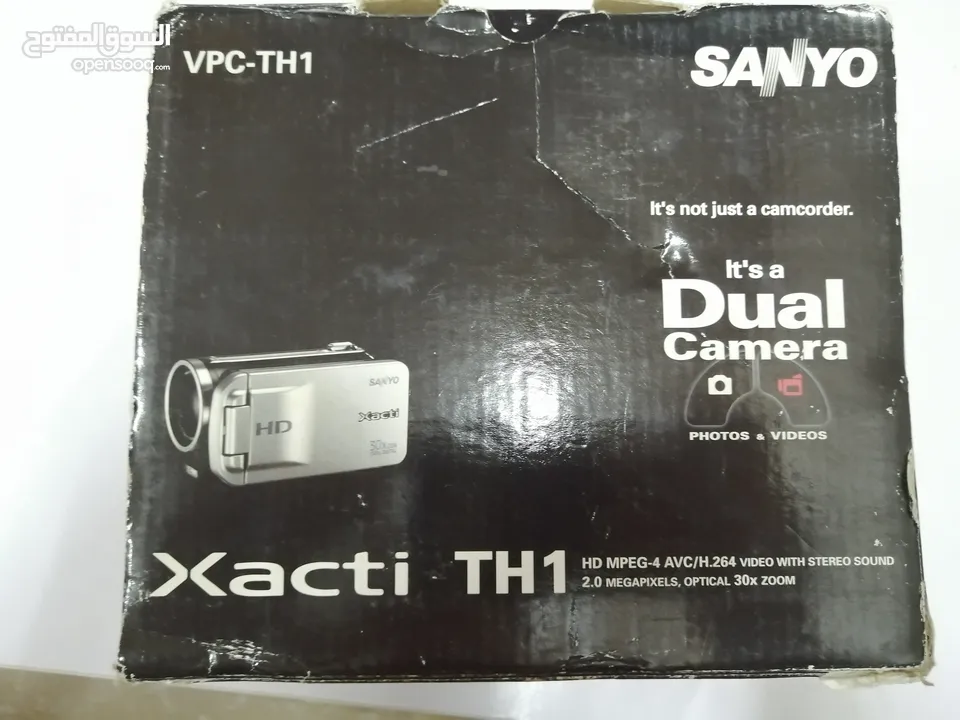 sanyo xacti dual vpc-th1 كاميرا جديدة كليا مع جميع أغراضها للبيع