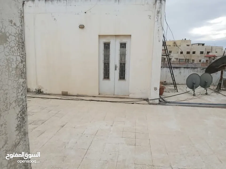 عمارة 4 طوابق للبيع في حي نزال على دونم ارض تحتوي 8 شقق وروف من المالك
